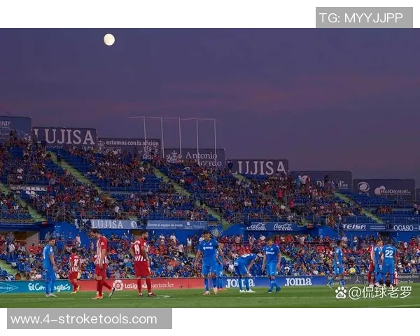 足球明星激情时刻向观众扔出球衣引发热烈欢呼与互动盛况