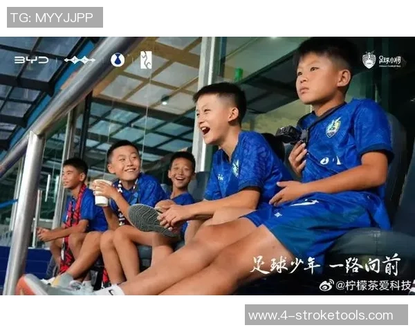 阳光下的足球明星展现青春活力与梦想追逐的完美瞬间